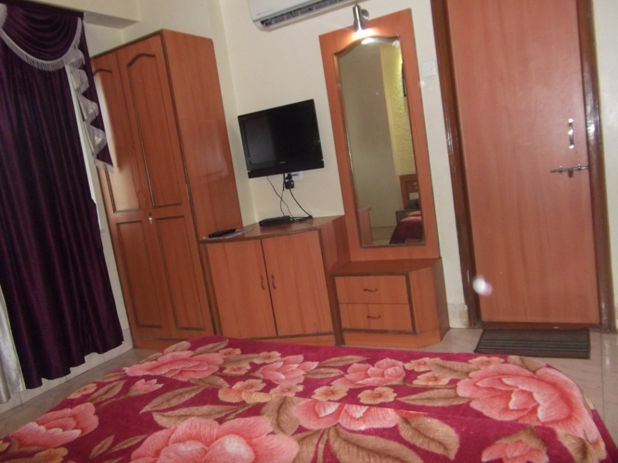 Hotel Ravikant Пуне Екстер'єр фото